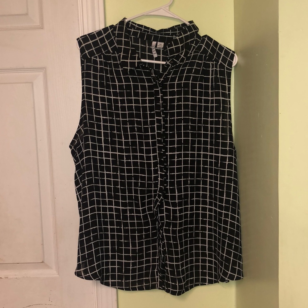 Button down b&w sleeveless shirt